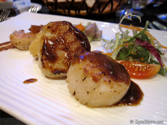 Grilled US scallops with black pepper sauce