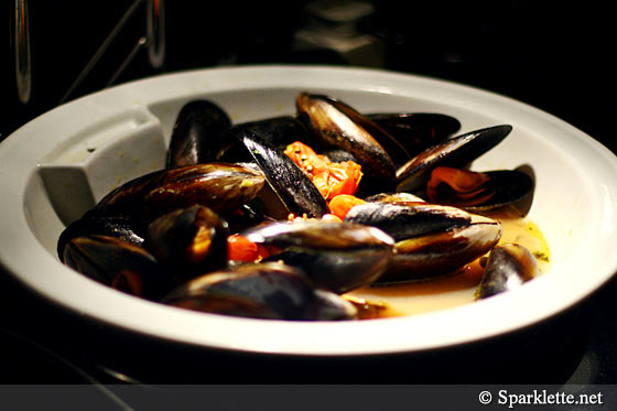 Mussels with tomato, wine, garlic, onion and coriander