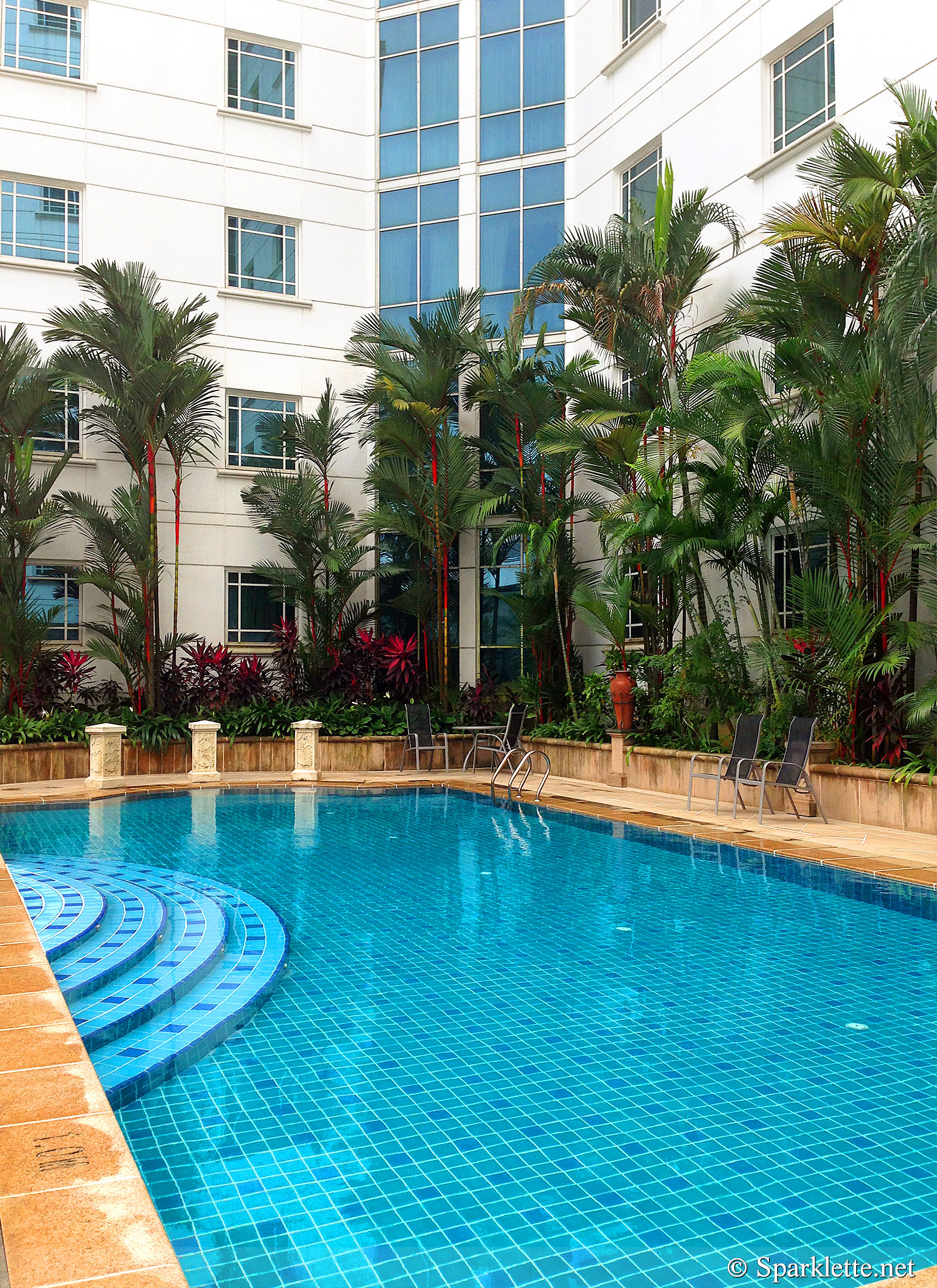 Rendezvous Hotel Singapore outdoor swimming pool