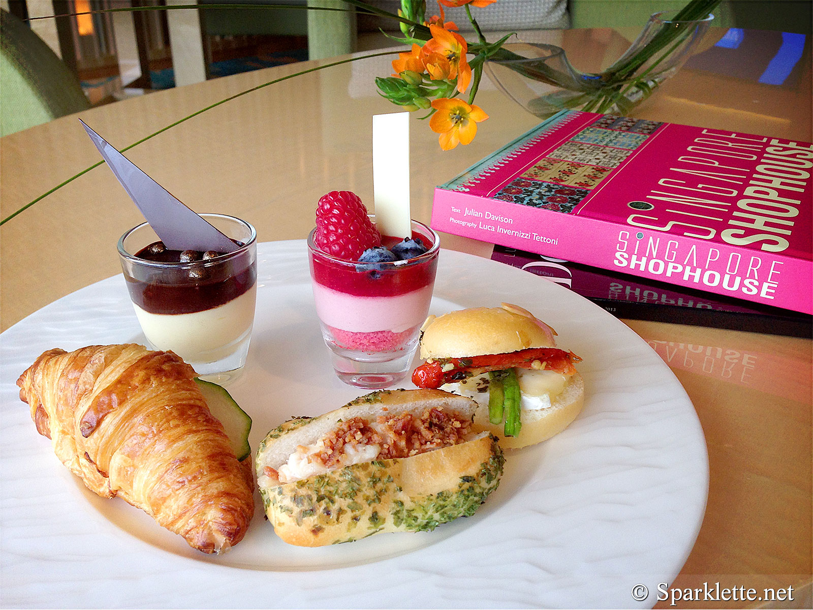 The Ritz-Carlton, Millenia Singapore - Club Lounge midday snacks