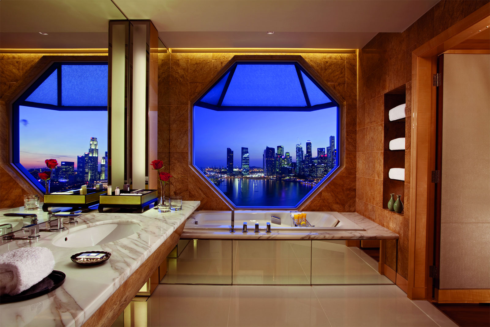 The Ritz-Carlton, Millenia Singapore - Bathroom with a view